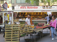 906415 Afbeelding van een marktkoopman bij zijn uitstalling met fruit op de de zaterdagse warenmarkt op het Vredenburg ...